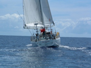 Yacht La Novia sailing away from Moorea